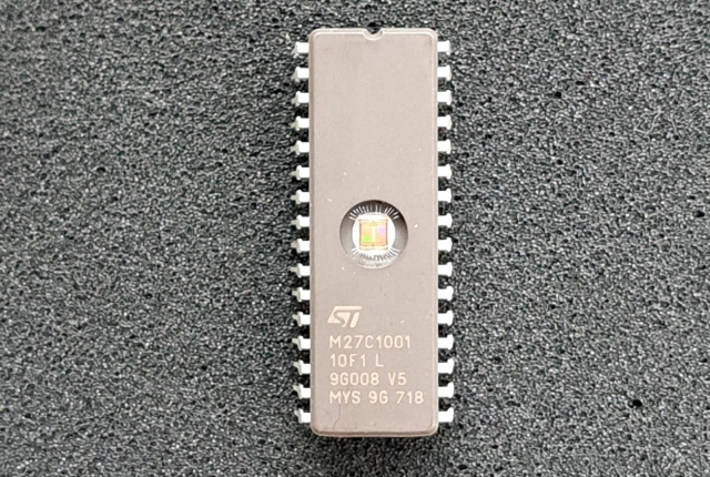 M27C1001-10F1、1Mbits E-PROM、100nS、32Pin-DIP。