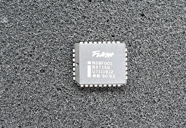 N28F001BXT-150、1Mbit(128KX8BIT)、FLASH⁻ROM、PLCC32PIN(7X9) 。