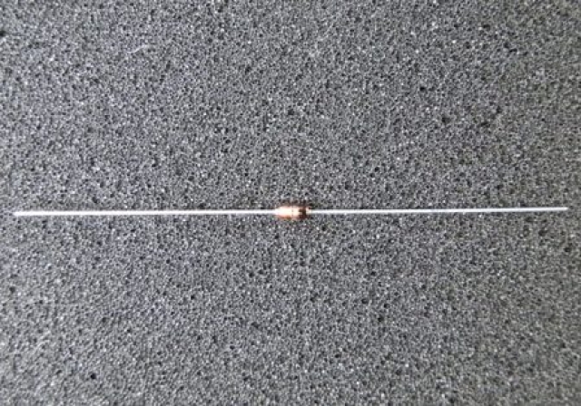 RD33E-AZ/JM(B3)、ツェナーダイオード、500mW、33V。