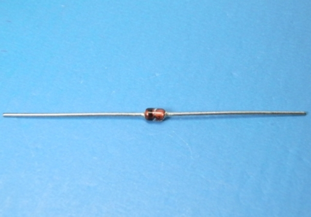 RD3.3F、ツェナーダイオード、1W、3.3V。