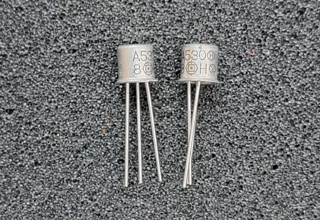 2SA530H、PNPトランジスタ、<br>Pcmax 200mW、<br>Vceo -35V、<br>Icmax -100mA、<br>hfe 35-200。