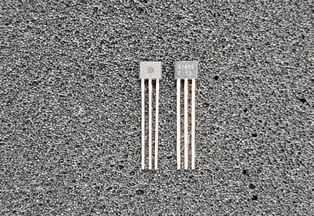 2SA1459、PNPトランジスタ、<br>Pcmax 250mW　、<br>Vceo -15V、<br>Icmax -50mA、<br>hfe 50〜150。