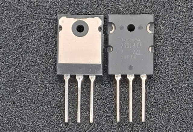 2SA1987-O(Q)、PNPトランジスタ、<br>Pcmax 180W、<br>Vceo -230V、<br>Icmax -15A、<br>hfe 55〜160。